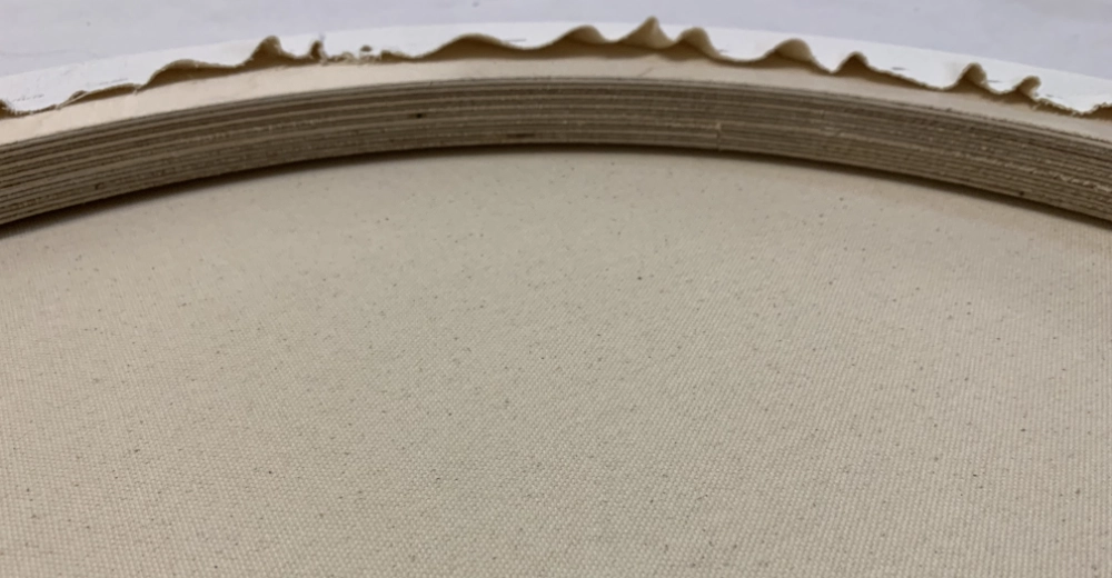 Rückseite einer runden Leinwand mit Klammern und Taschenfräsung